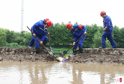 中國(guó)五冶集團(tuán)陸翔路項(xiàng)目工地舉行防臺(tái)防汛搶險(xiǎn)演練，筑牢道路建設(shè)安全防線(xiàn)